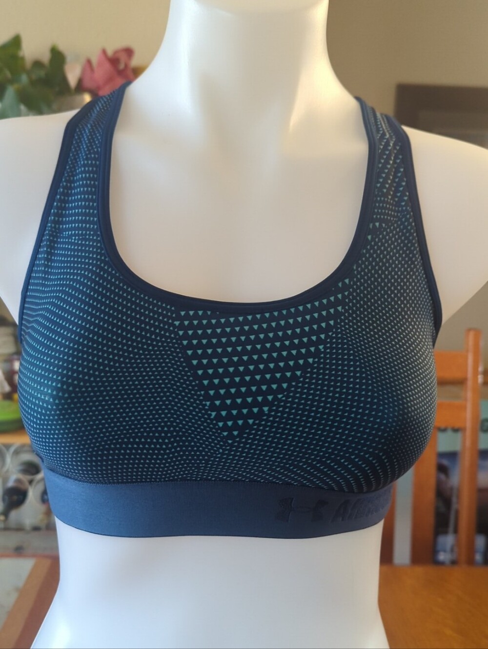Under Armour │Fitted Sports Bra │ Size Medium │ Low Impact │Missing Pads